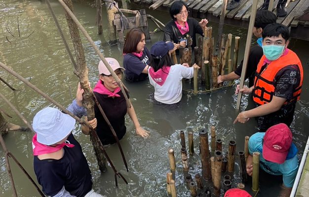 กำลังสร้างบ้านปลาและคอนโดปู